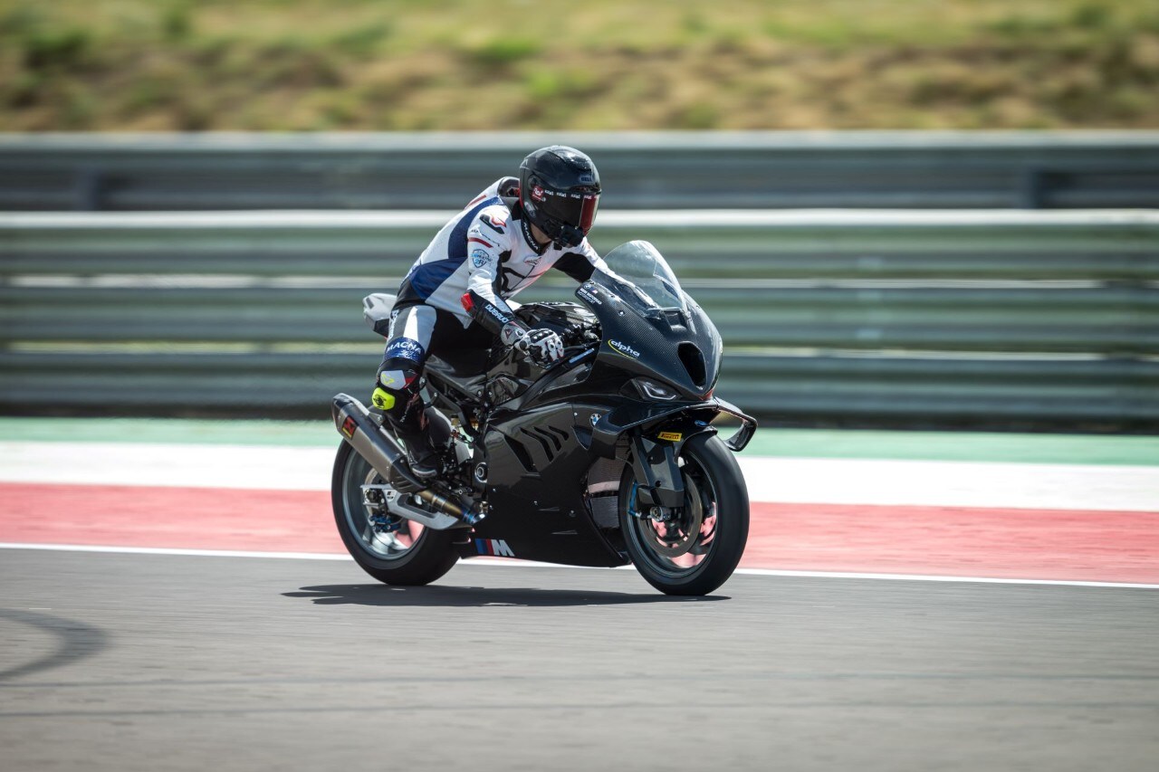 DueruoteTG #238 - Abbiamo guidato in pista la BMW che corre in SBK! 